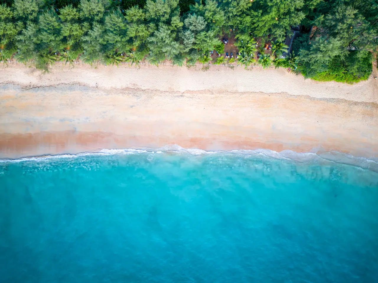 Luftfoto fra oven af den smukke strand ved Khao Lak