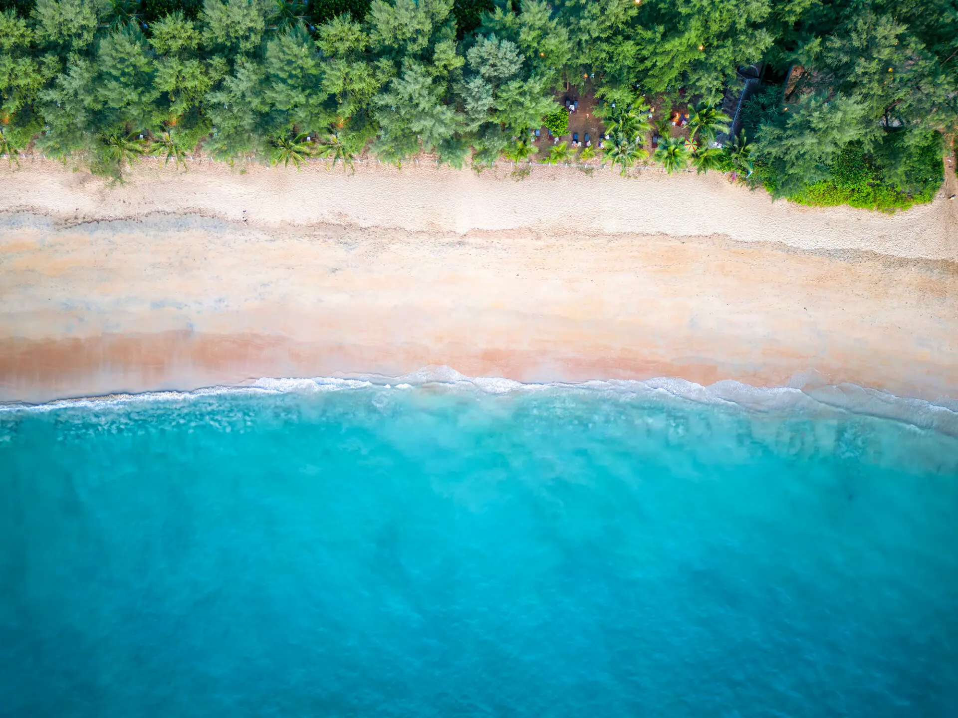 Luftfoto fra oven af den smukke strand ved Khao Lak