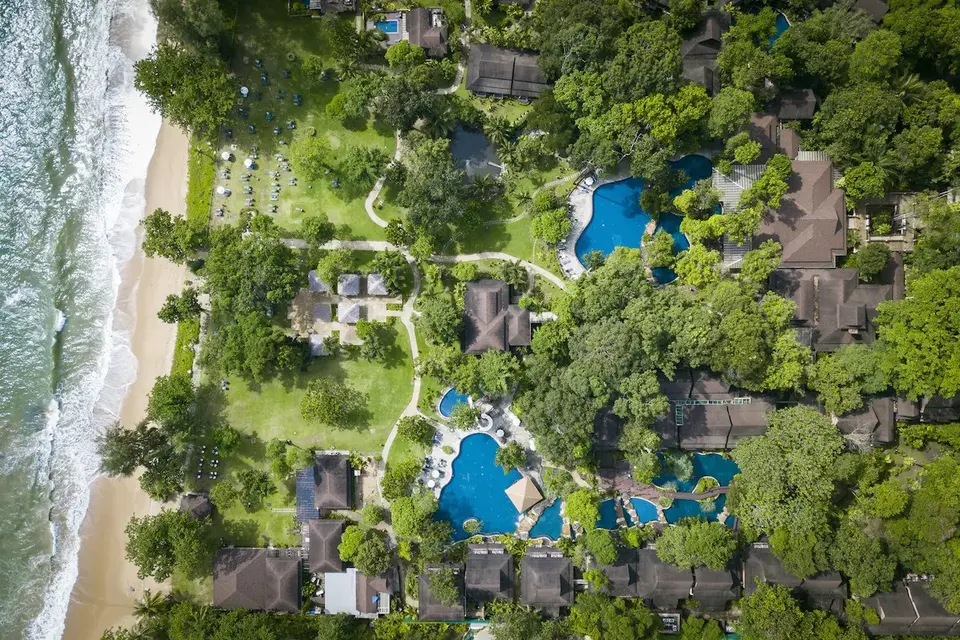 Khaolak Merlin Resort set fra oven med pools, grønne haver og sandstrand langs havet