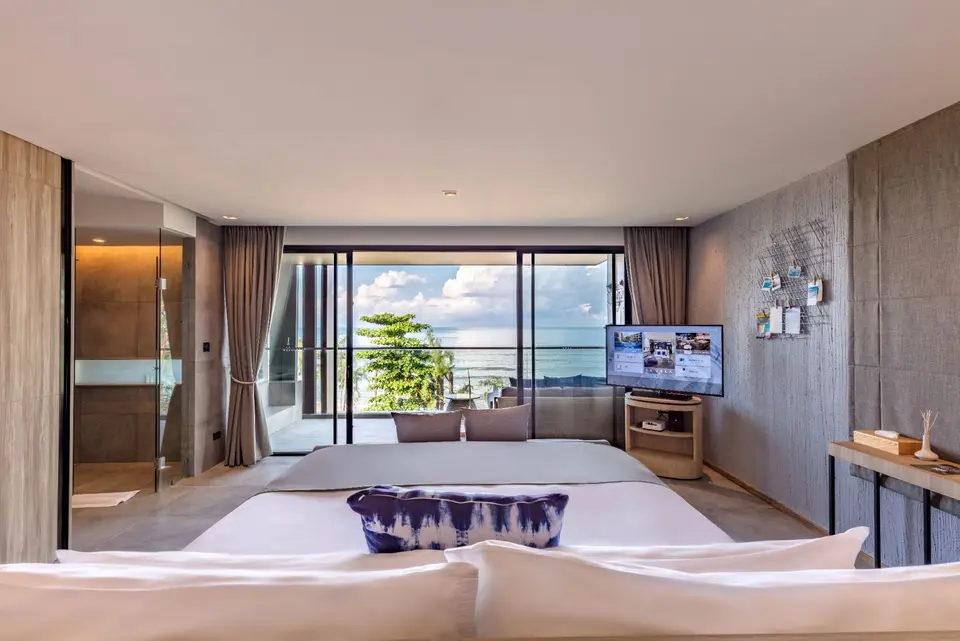 Elegant hotelværelse på La Vela Khao Lak med havudsigt fra balkon og moderne indretning i rolige omgivelser.