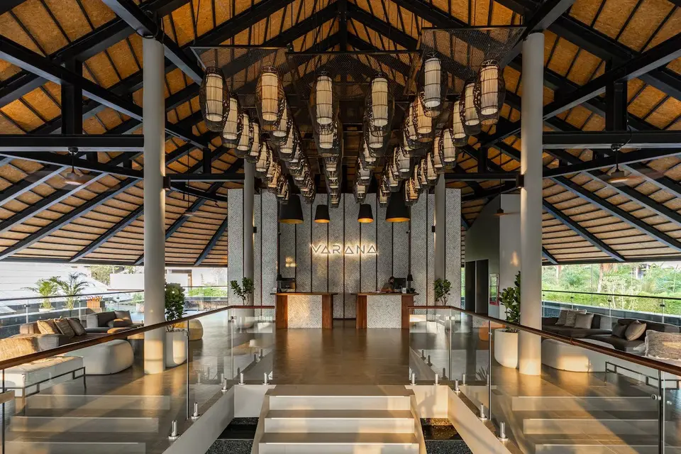 Elegant hotel Varana i Krabi med lys, rummelig lobby, højt loft og moderne lysinstallation bag receptionen.