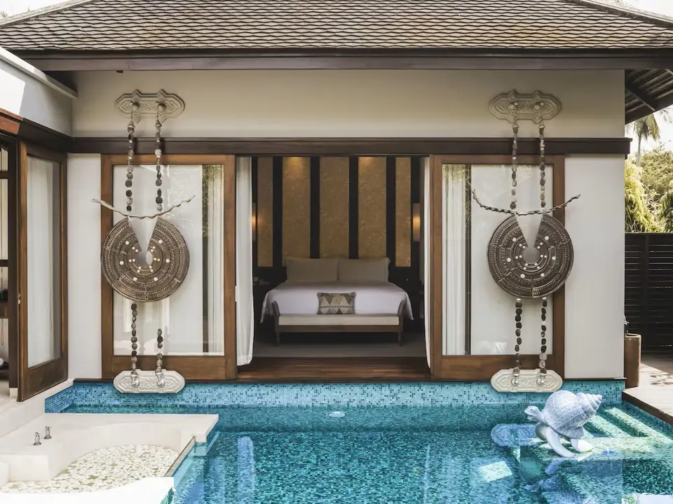 Moderne villa med privat pool og terrasse i Anantara Mai Khao, åbne skydedøre og elegant indretning giver afslappet luksusstemning.