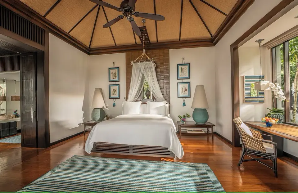 Lyst soveværelse med himmelseng og havudsigt på Four Seasons Resort Koh Samui skaber rolig, luksuriøs stemning.