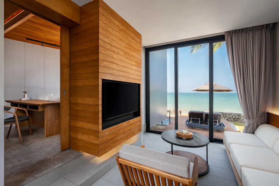 Stilfuld hotelsuite på Casa de la Flora med loungemøbler, trægulve og panoramaudsigt til havet og stranden i Khao Lak.