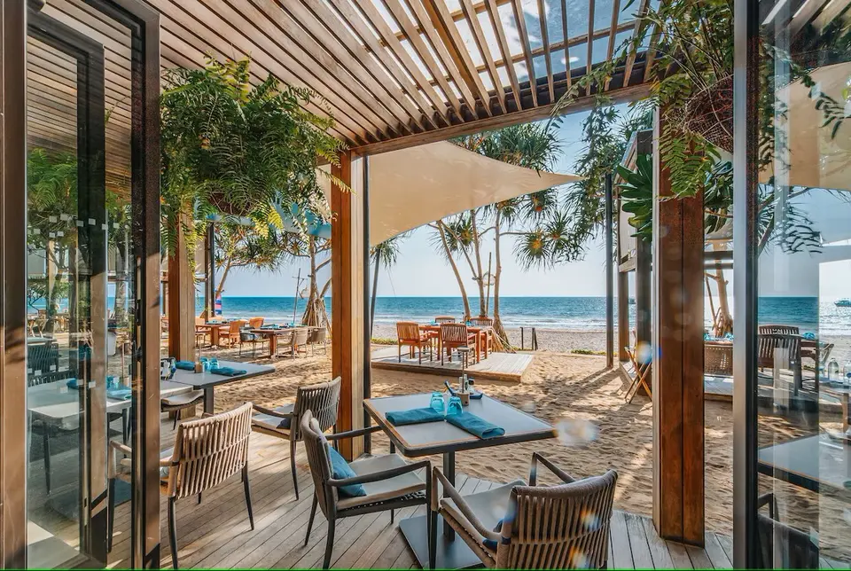Pimalai Resort and SPA restauranten ligger midt i sandet