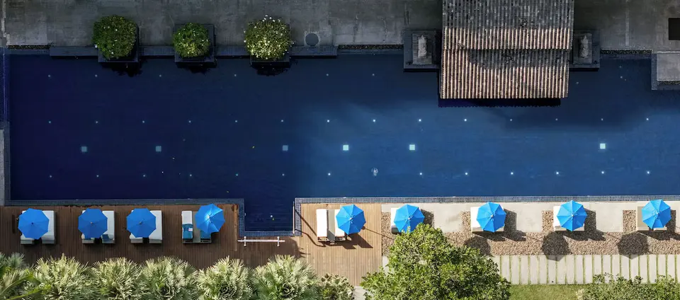 AWA Resort Koh Chang lang pool og blaa parasoller