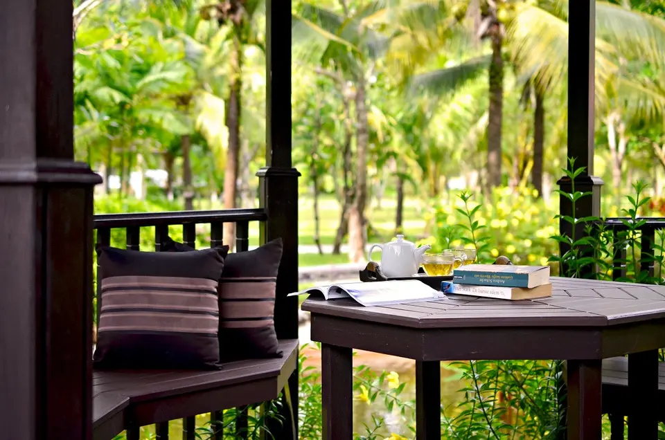 Annika Koh Chang hyggelasning ved bord paa terrasse