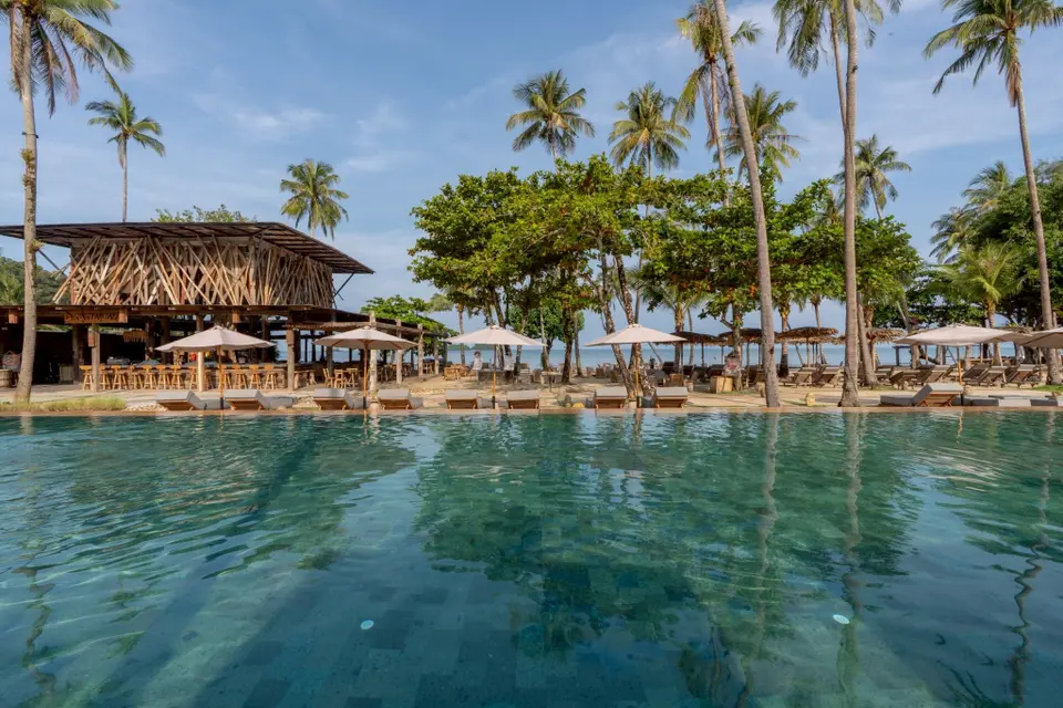Dinso Resort Villas Ko Chang poolen der vender mod havet