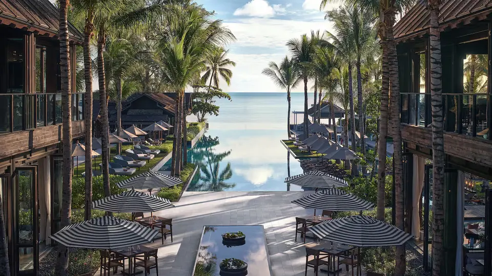 Kimpton Kitalay Samui hotellet med pool og havet nedenfor