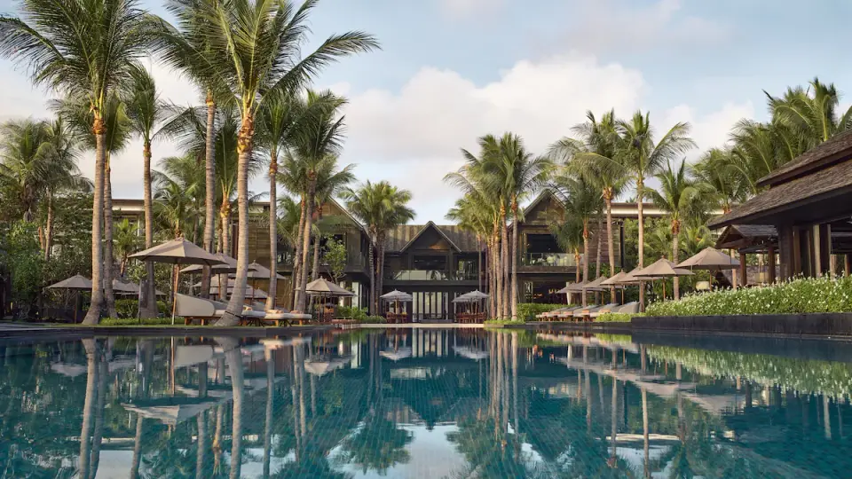 Kimpton Kitalay Samui pool og parasoller