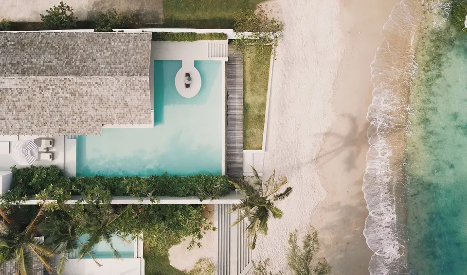 Kimpton Kitalay Samui poolvilla og strand set fra oven