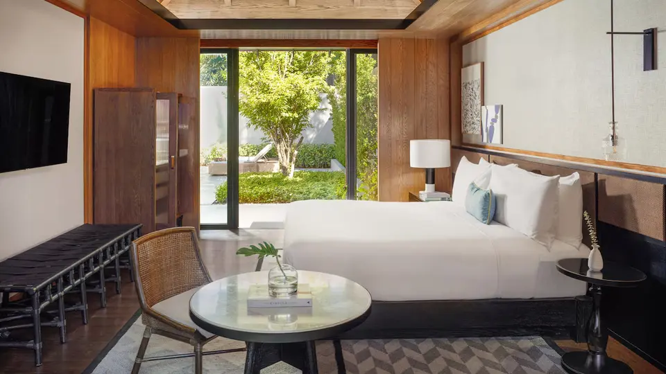 Kimpton Kitalay Samui vaerelserne er indrettet i varme farvetoner