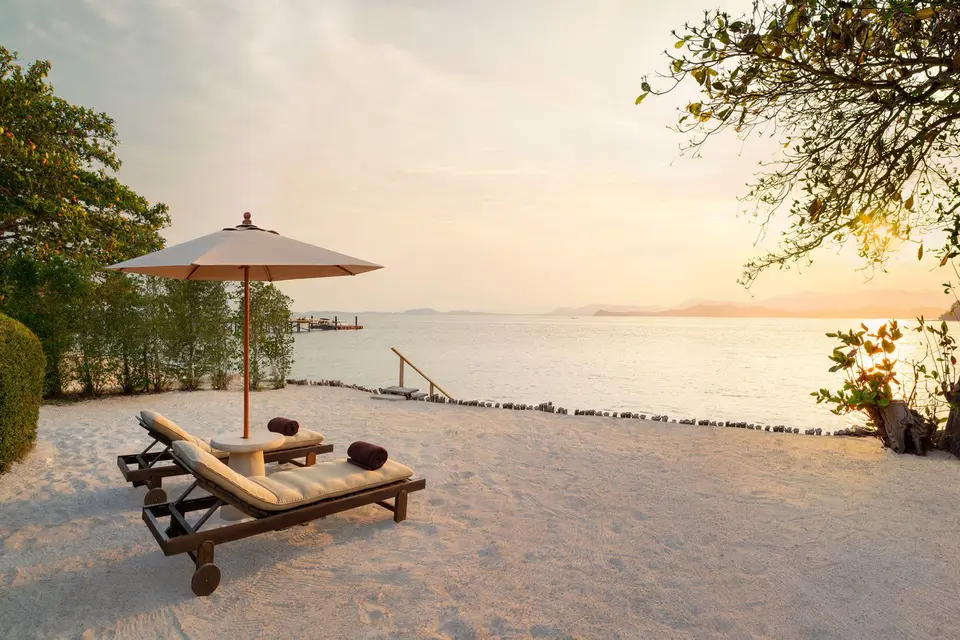 Naka Island nyd solnedgangen fra en poolvilla