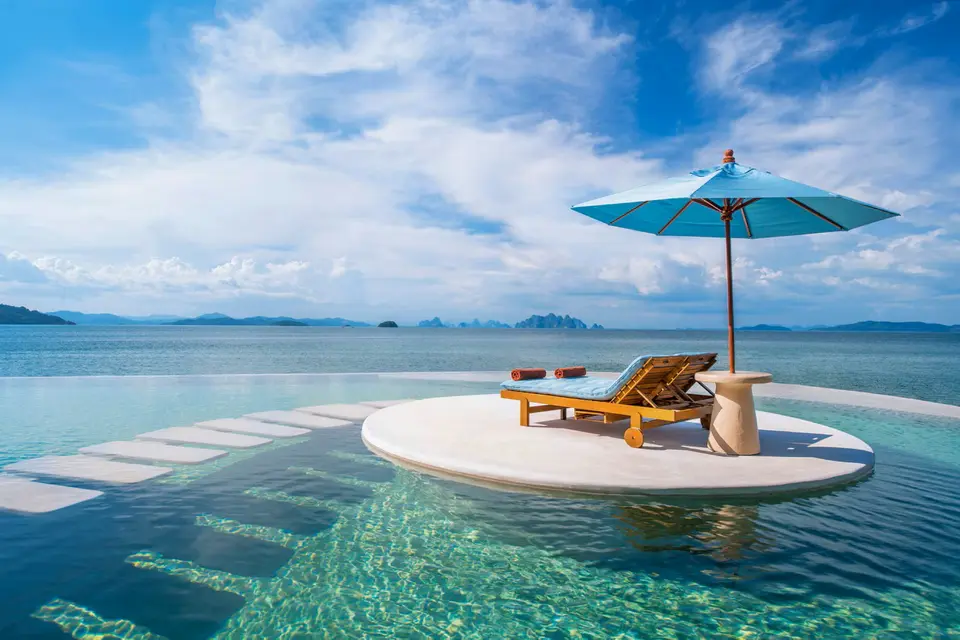 Naka Island solseng ved poolvilla