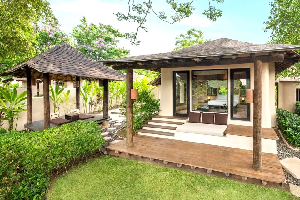Naka Island tropical villa med en lille have
