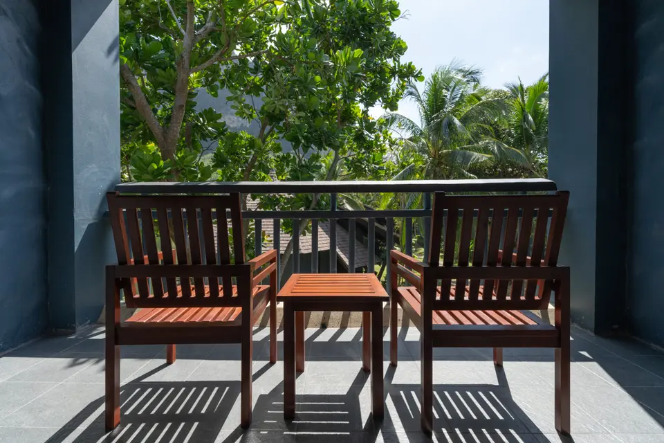Peace Laguna Resort Spa to stole paa en balkon
