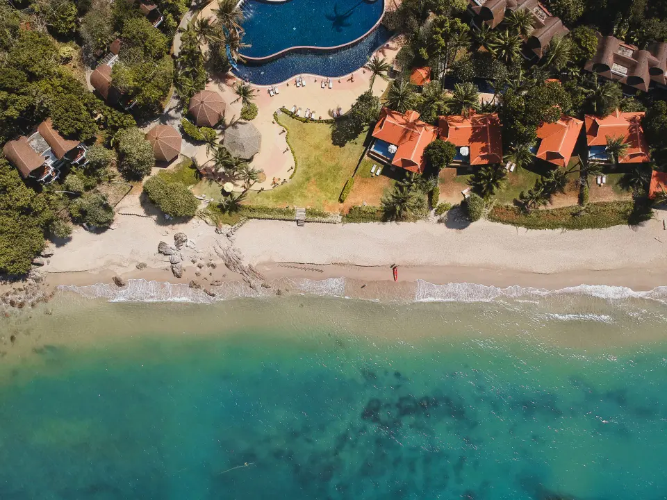Rawi Warin dronefoto med strand og pool