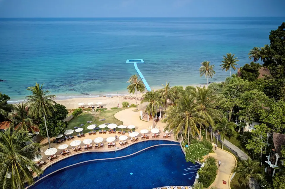 Rawi Warin dronefoto med udsigt over pool og strand