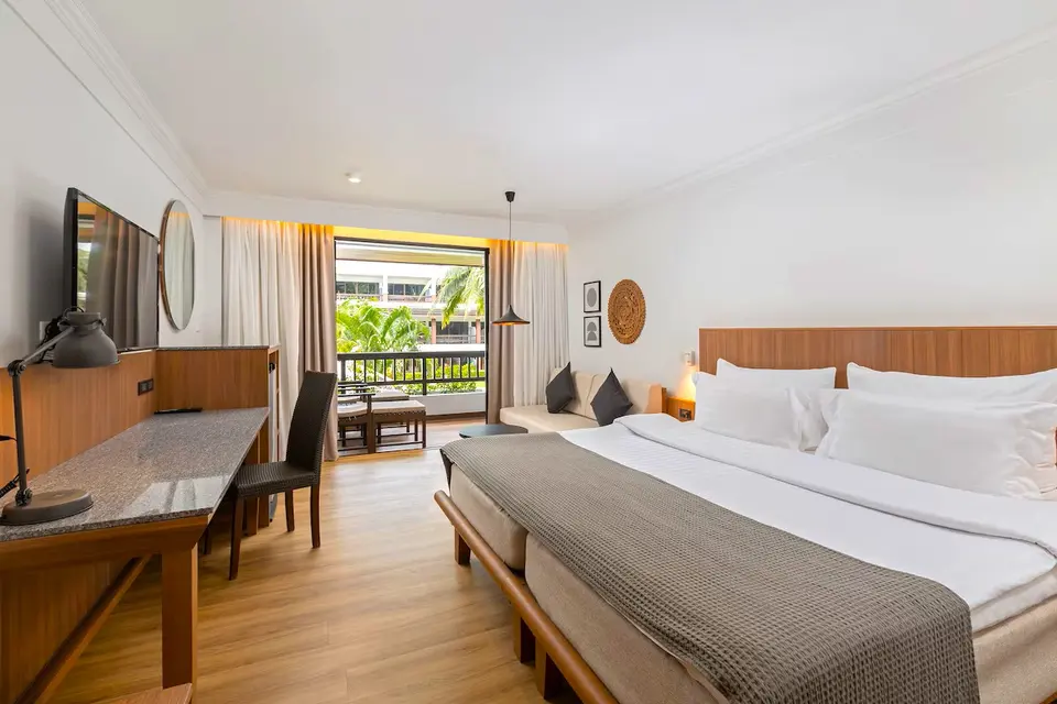 Kamala Beach Resort eksempel paa vaerelse med balkon