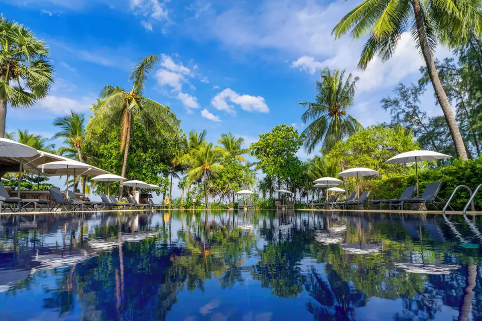 Kamala Beach Resort en stor pool