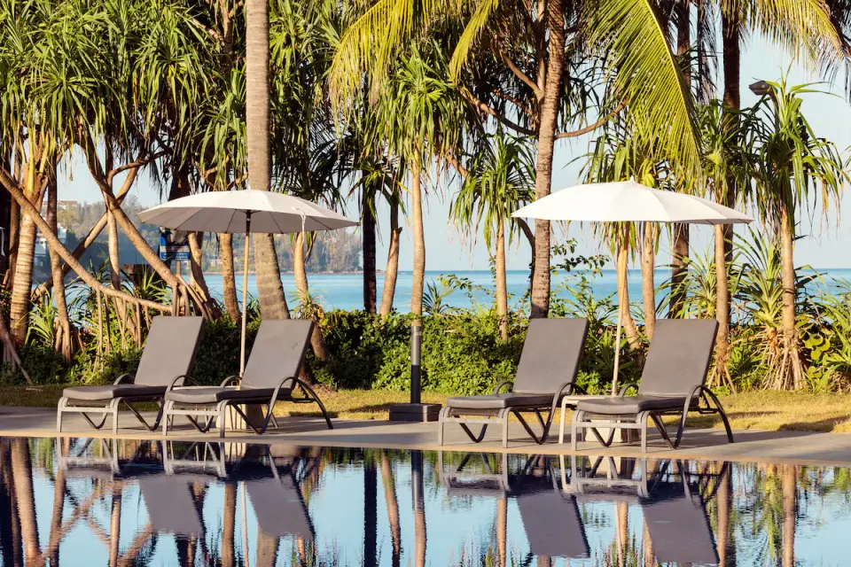 Kamala Beach Resort fire solstole og to parasoller ved poolen