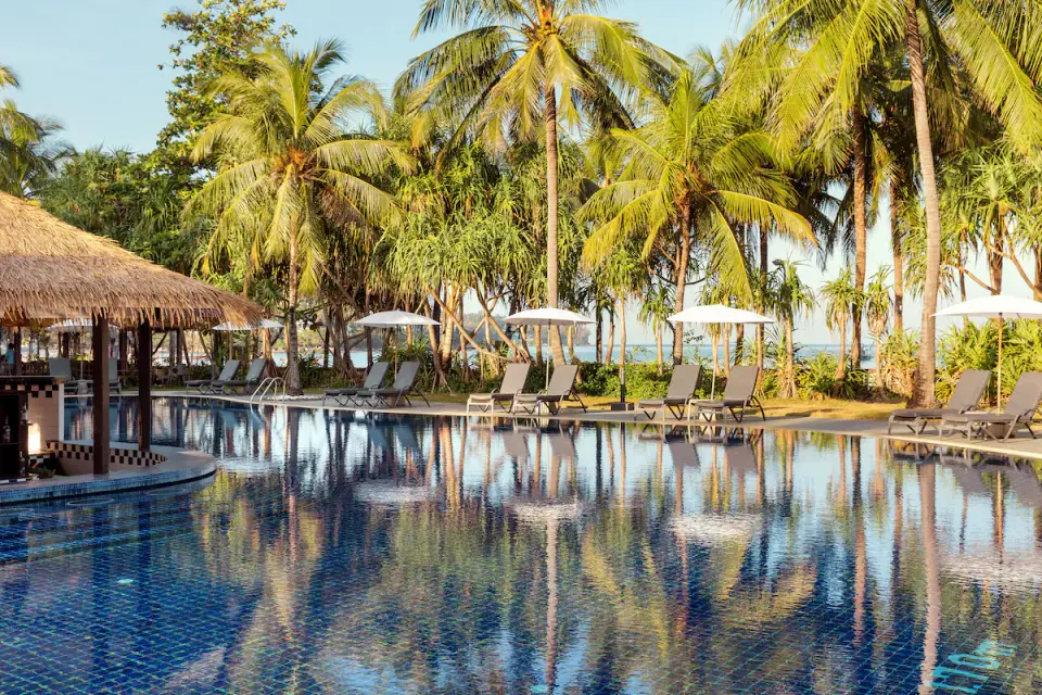 Kamala Beach Resort med poolbar til venstre