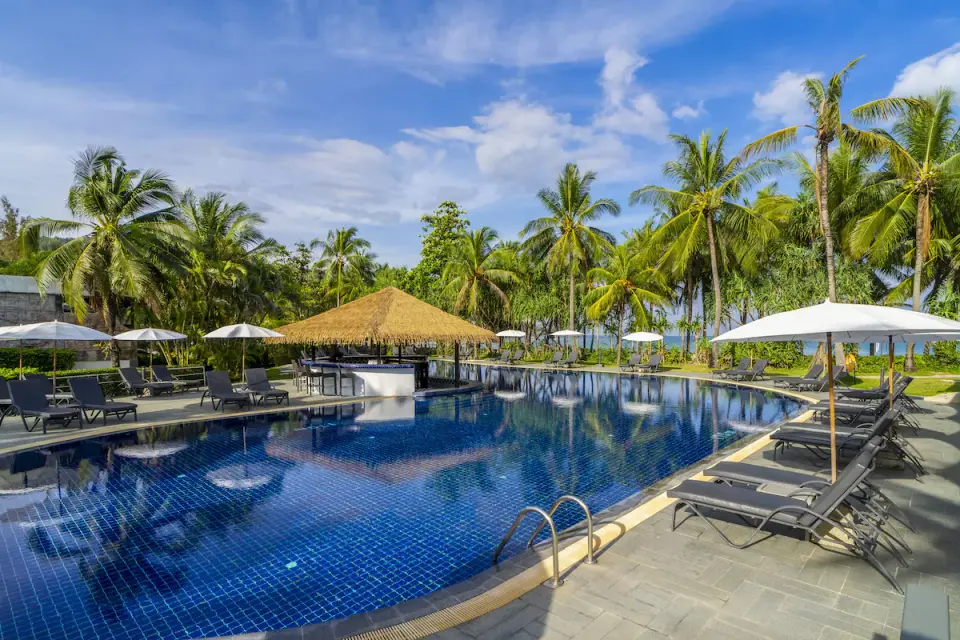 Kamala Beach Resort pool med parasoller