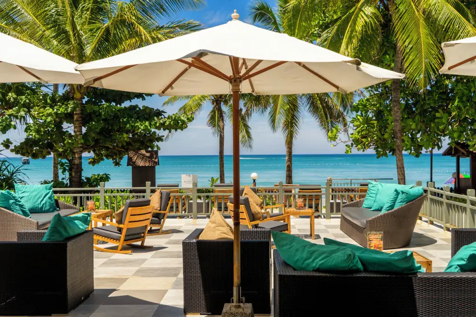 Kamala Beach Resort udendoers loungeomraade