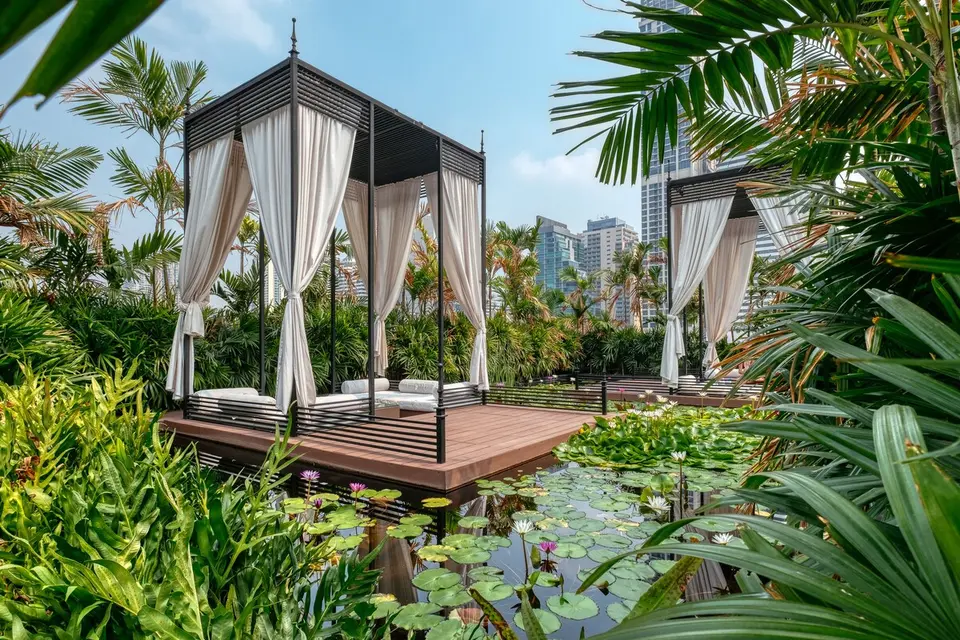 Movenpick Hotel Sukhumvit 15 Bangkok cabana paa tagterrasse omgivet af aakander