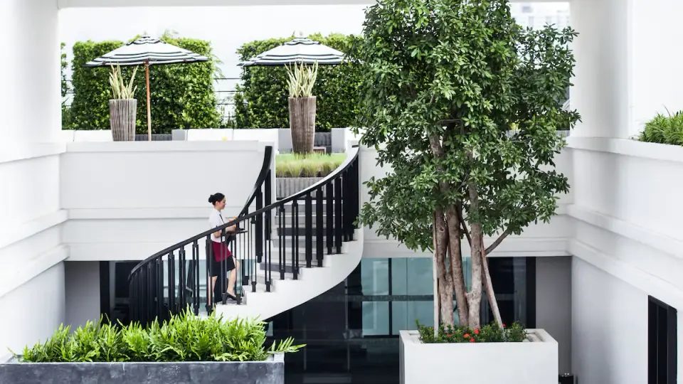 Movenpick Hotel Sukhumvit 15 Bangkok kvinde gaar op ad trappe
