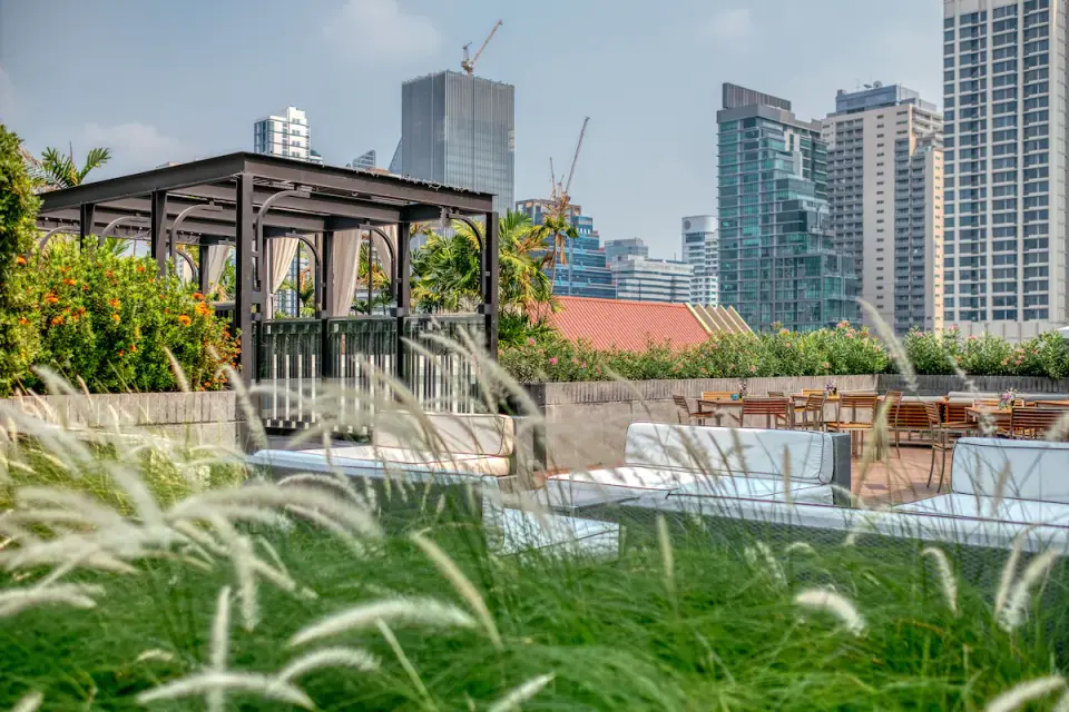 Movenpick Hotel Sukhumvit 15 Bangkok tagterrasse med groenne omraader