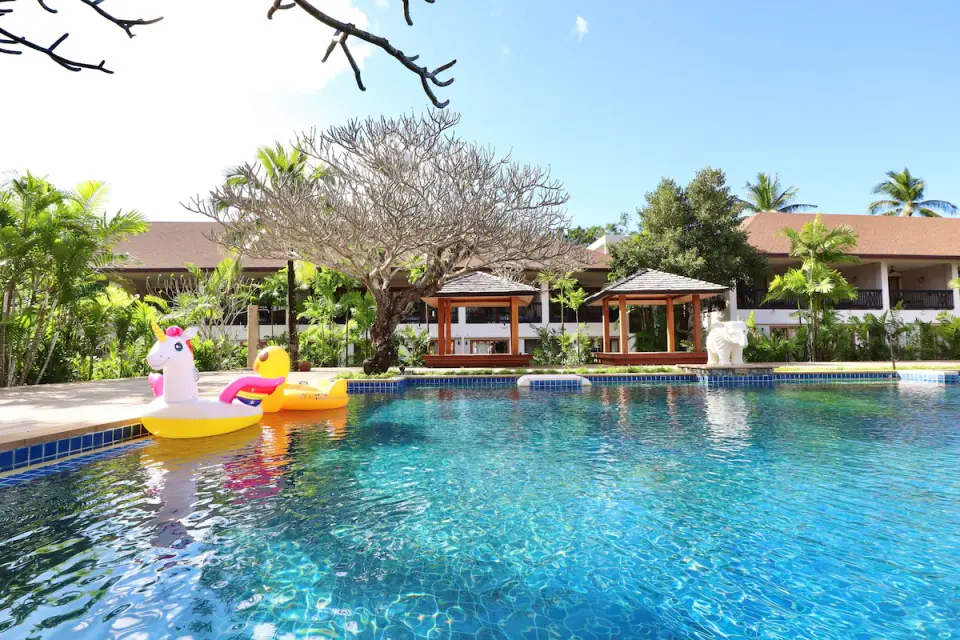 Pool med badedyr på Bandara Spa Resort & Pool Villas, Samui