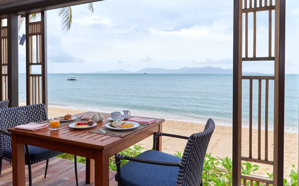 Bandara Spa Resort Pool Villas Samui servering i strandkanten