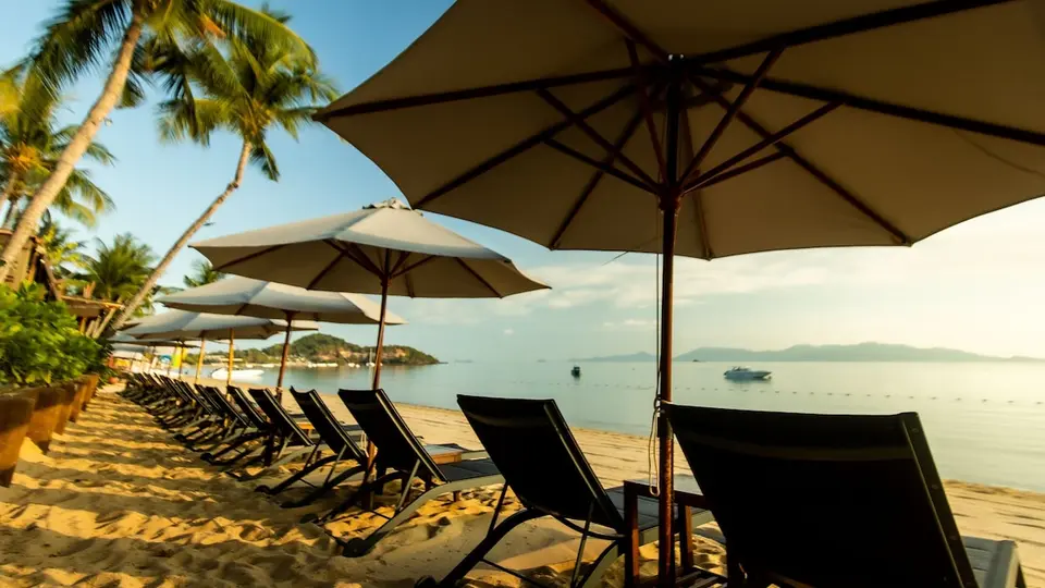 Bandara Spa Resort Pool Villas Samui solsenge i strandkanten