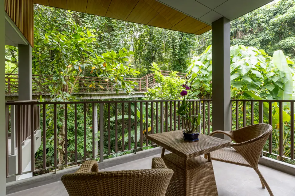 Khaolak Wanaburee Resort balkon med udsigt til jungle