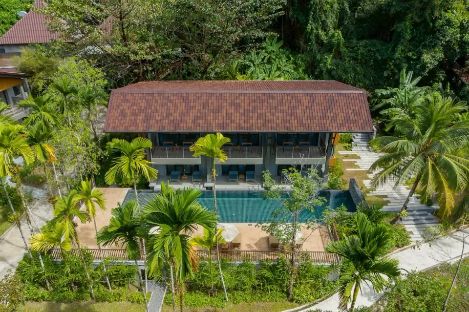 Khaolak Wanaburee Resort bygning set fra oven med swim up pool