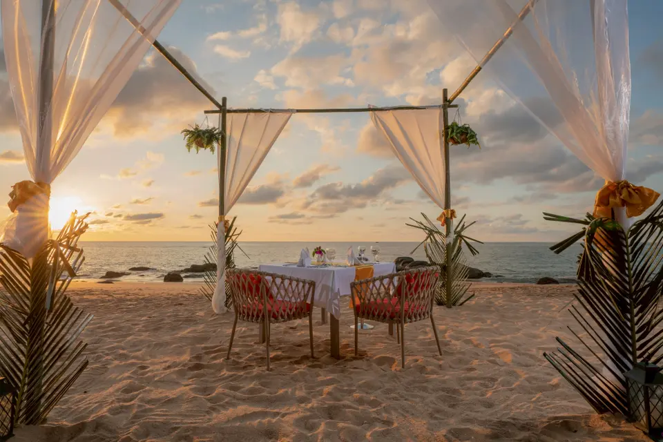 Khaolak Wanaburee Resort middag paa stranden