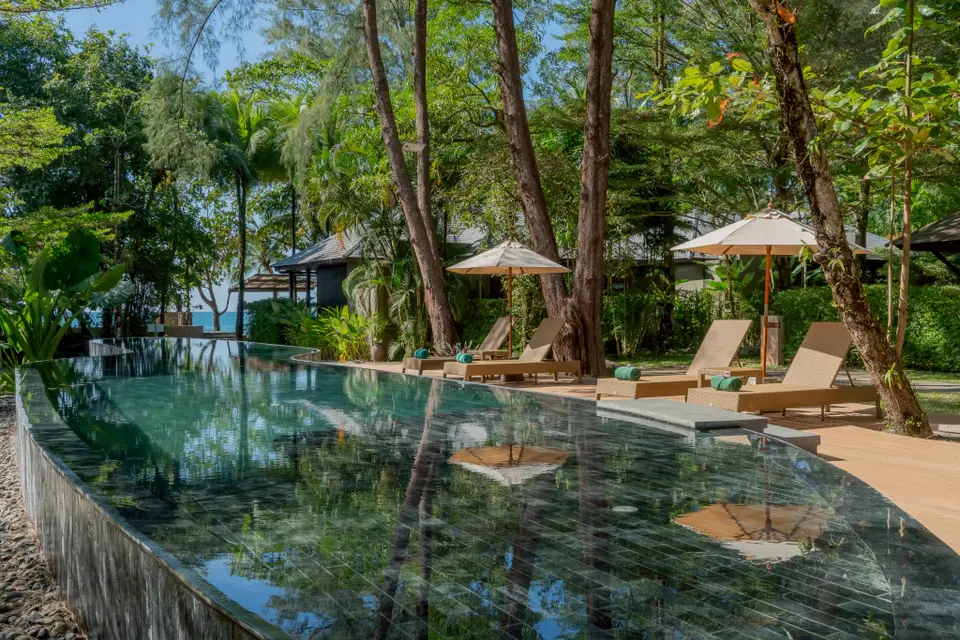 Khaolak Wanaburee Resort pool med solstole