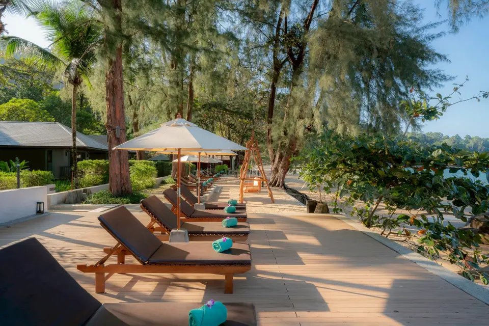 Khaolak Wanaburee Resort solstole taet paa vandet
