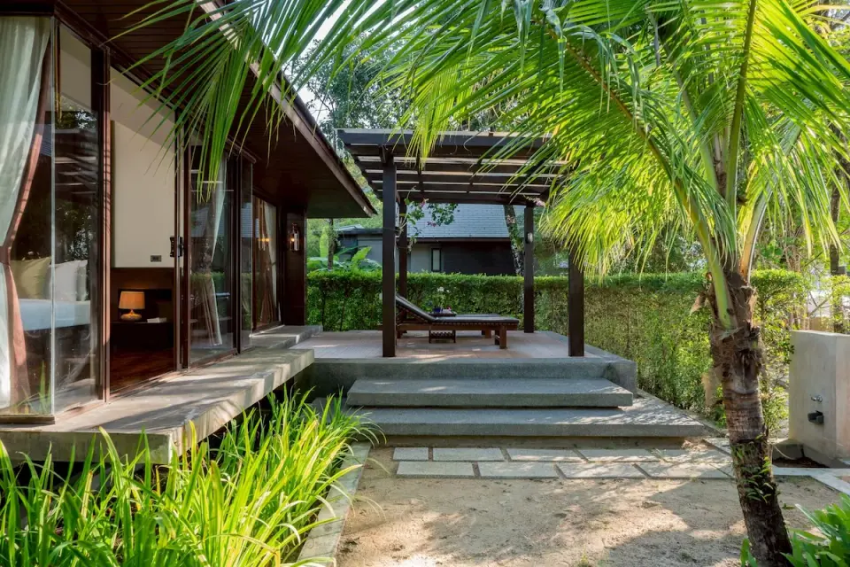 Khaolak Wanaburee Resort terrasse med solseng