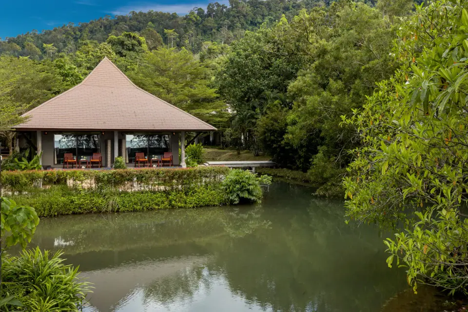 Khaolak Wanaburee Resort villaer ligger ned til lille soe