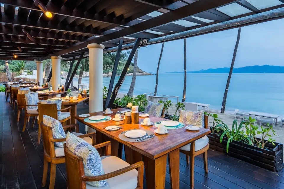 Melati Beach Resort aften i restauranten med udendoersservering