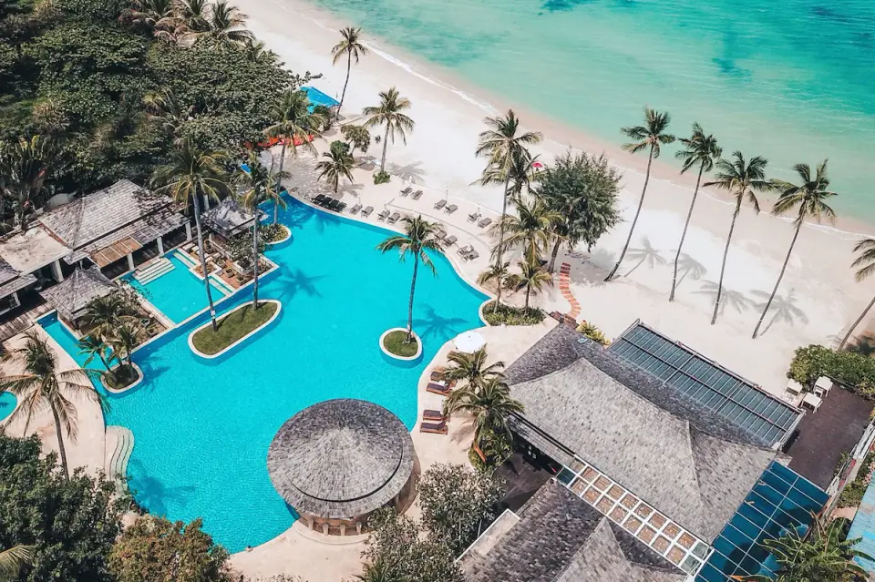 Melati Beach Resort dronefoto med pool og strand