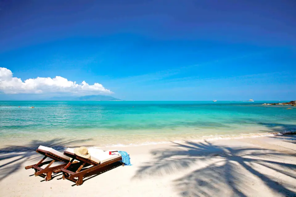 Melati Beach Resort strand med to solstole