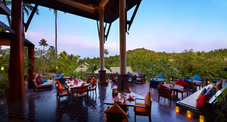 Melati Beach Resort terrasse med udendoersservering i restaurant