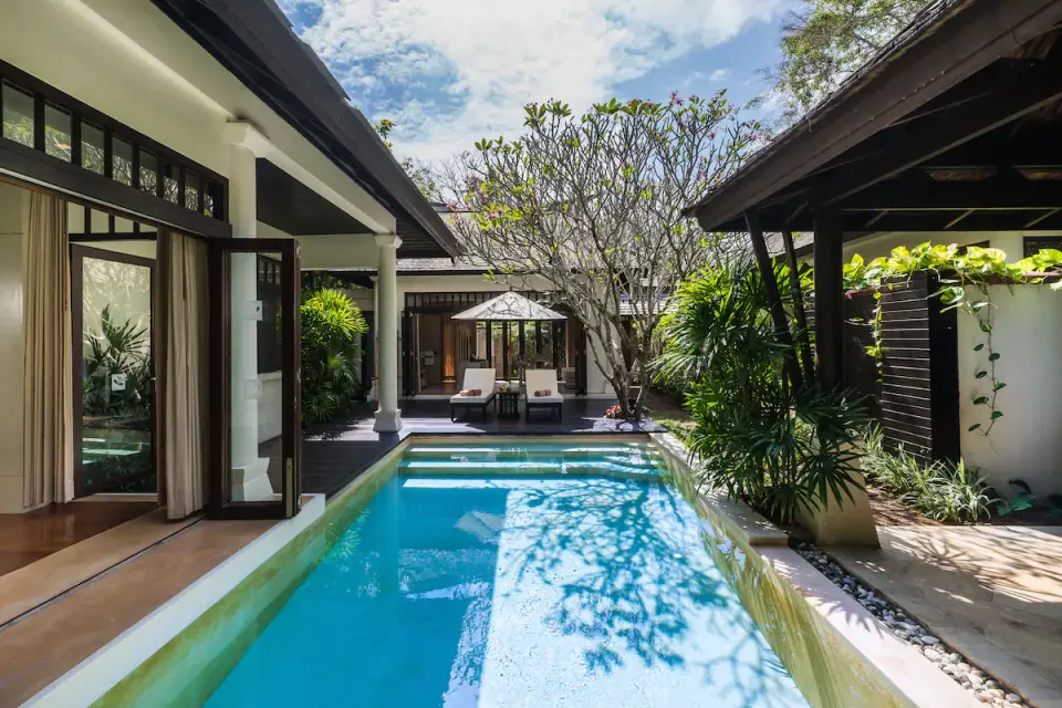Melati Beach Resort villa med privat pool og to solstole
