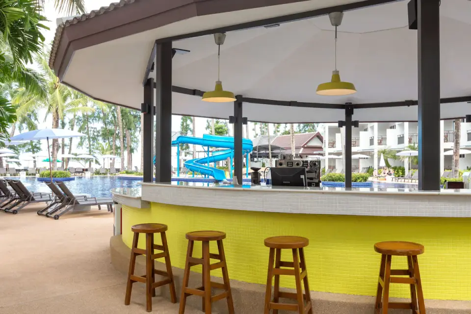 Sunwing Bangtao Beach poolbar