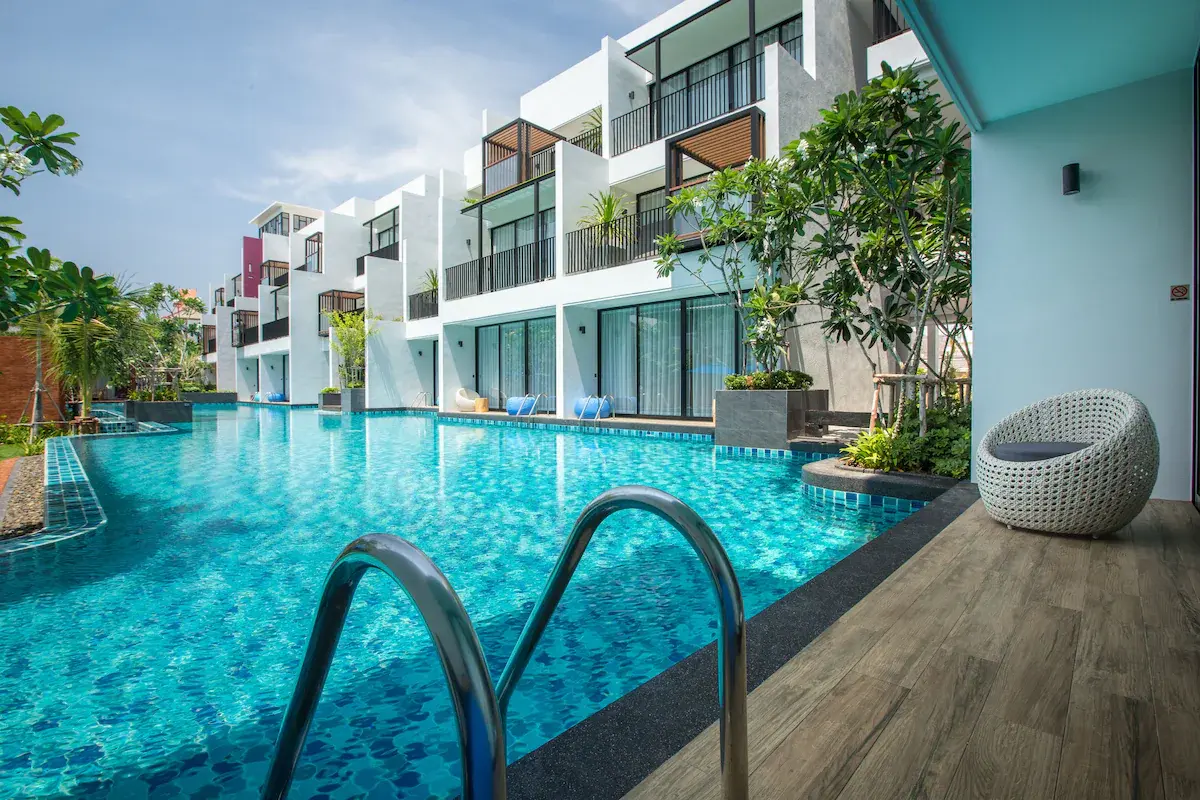 Asira Boutique HuaHin Hotel pool omkranset af bygninger