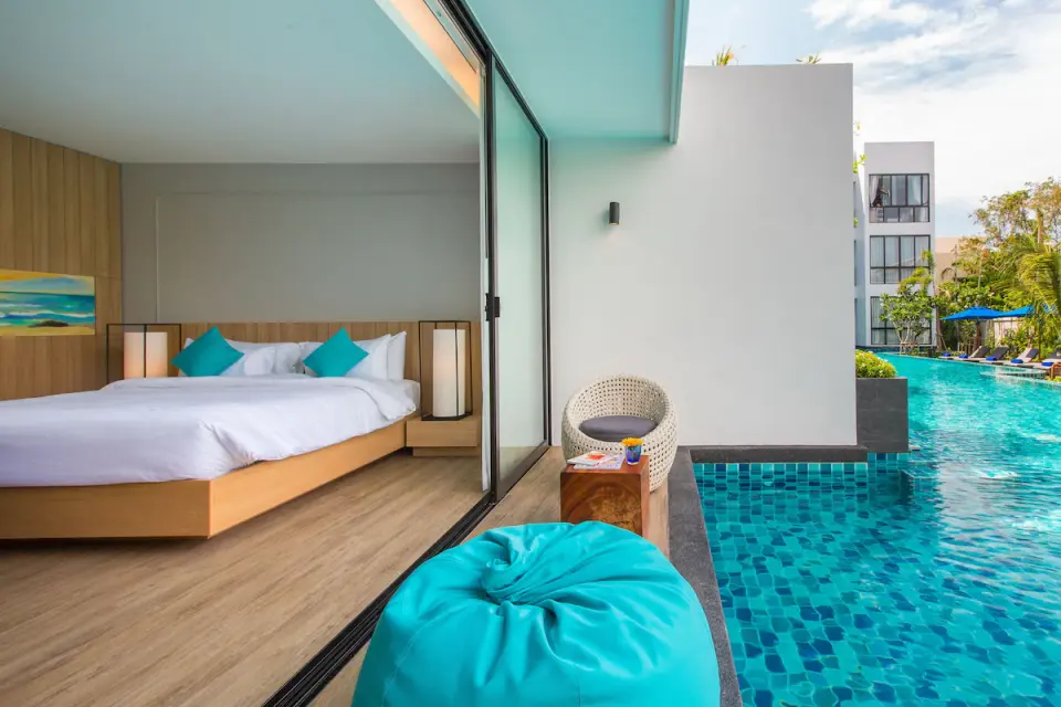 Asira Boutique HuaHin Hotel vaerelse med balkon og adgang til vaerelse