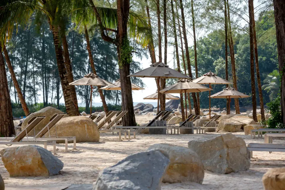 Solsenge under træerne på Kalima Resort Khao Lak